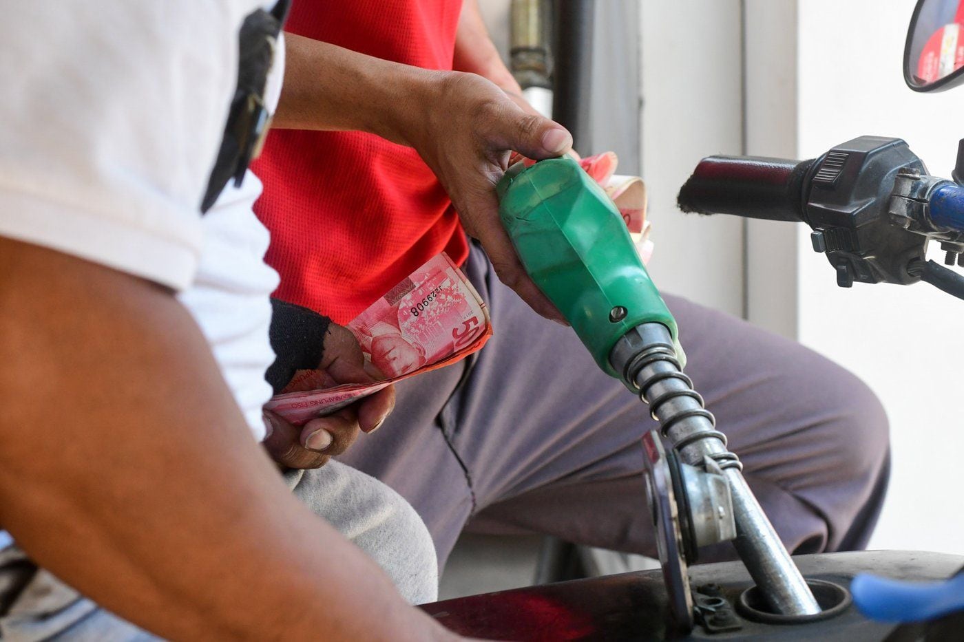 Oil prices dip on third day of trading in world market